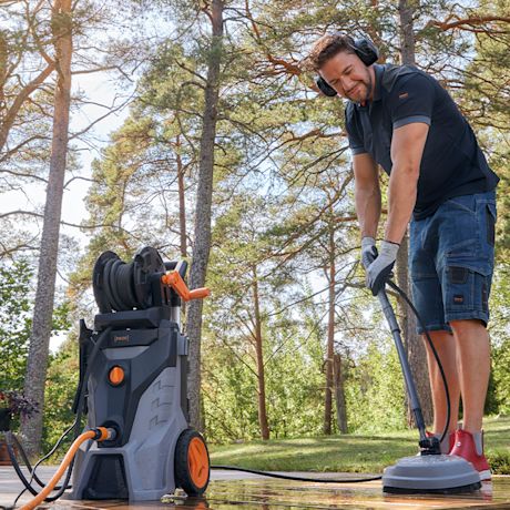 Mies pesee terassia PROF-terassipesurilla.