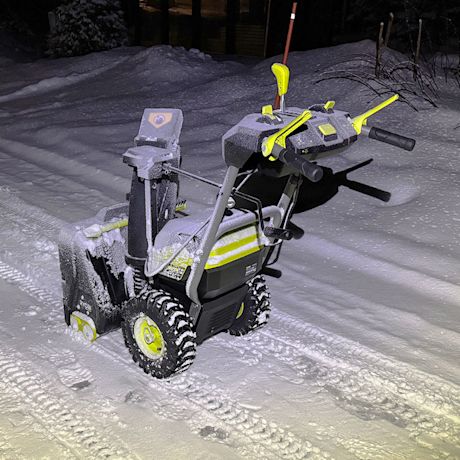 Kuvassa testissä kuluttajalla ollut akkulumilinko Ryobi RY36STX56A-250 36V Max Power. Tuotetta myy K-Rauta.