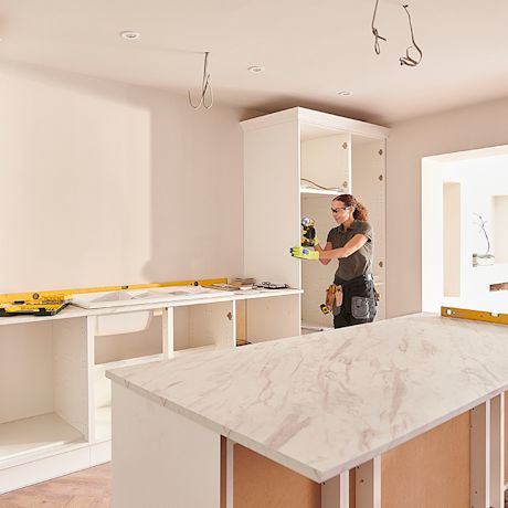 Uuden keittiön asennus käynnissä