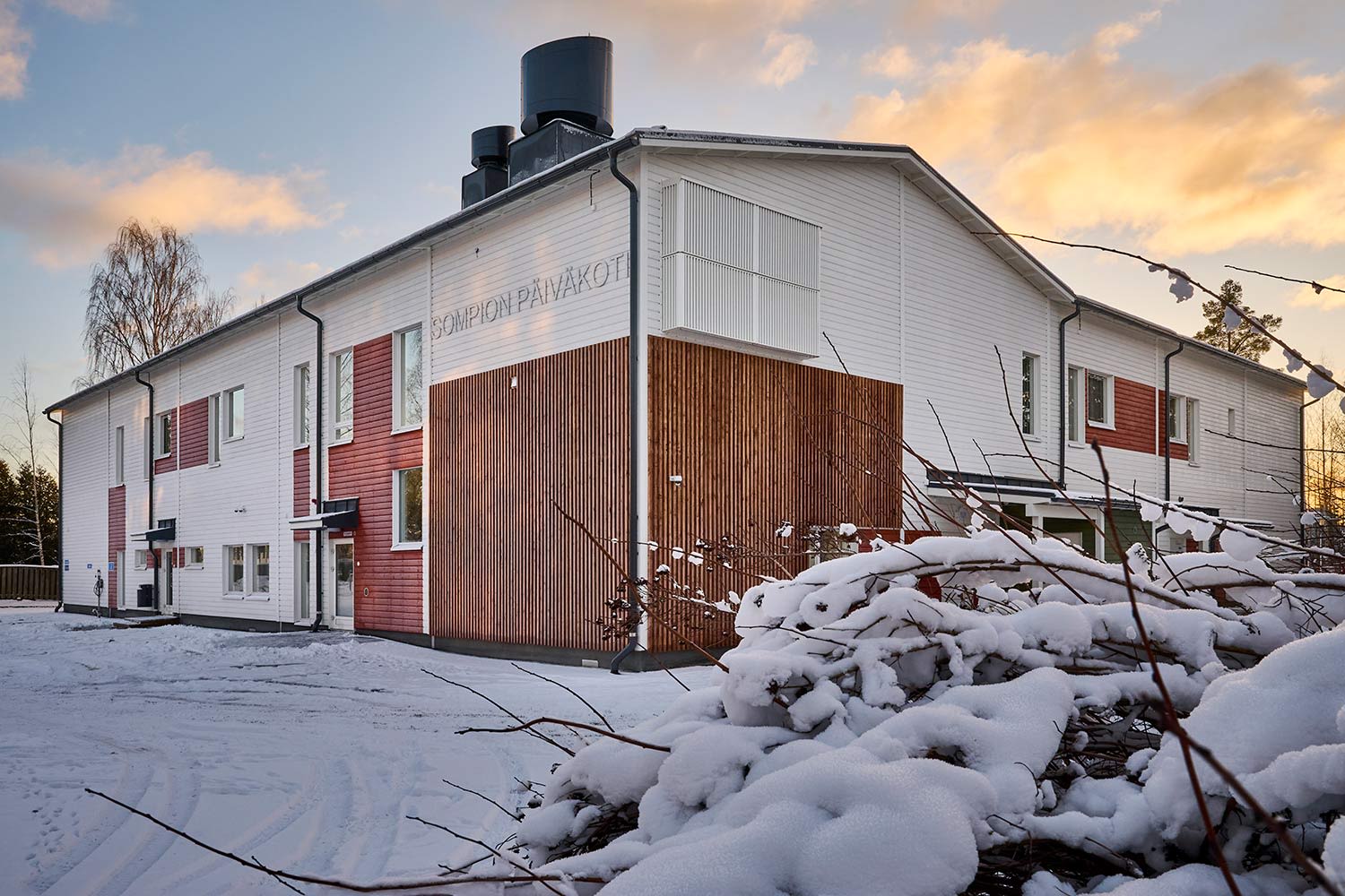 Sompion päiväkotirakennus talvisessa maisemassa