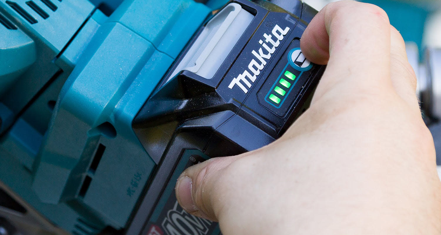 Ammattilaisen tuotetestissä akkujiirisaha Makita ja kuvassa Makitan akkupaketin akku, jossa varaustilaa näyttävät vihreät palkit.