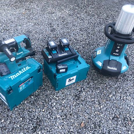 Ammattilaisen tuotetestissä Makitan akkuporavasara, työmaavalon ja akkupaketin kera, tuotteet K-Raudasta