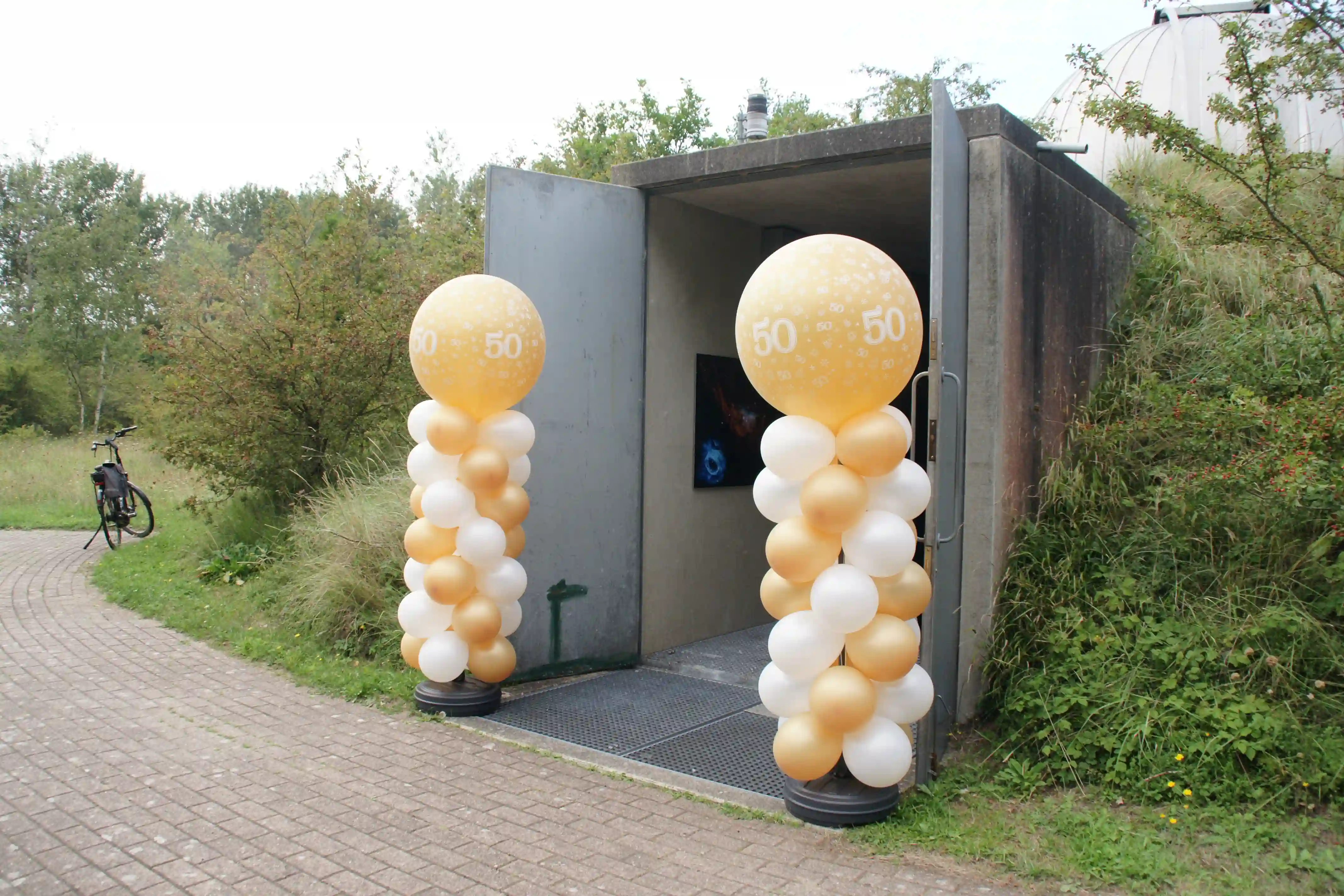 50 Jarig jubileum open deur met balonnen