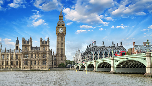 Imagem do horizonte de Londres destacando o Parlamento, o Big Ben e a Ponte de Westminster.