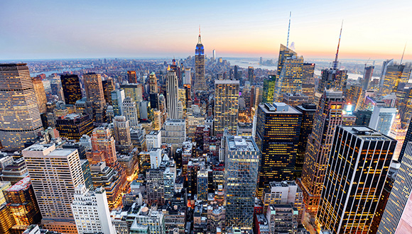 Lo skyline di New York con i grattacieli di Manhattan 