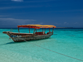Viaggio a Zanzibar - mare cristallino con imbarcazione tipica