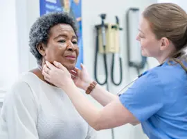 Assicurazione Sanitaria per persone straniere residenti in Italia, dottoressa che visita paziente straniera.