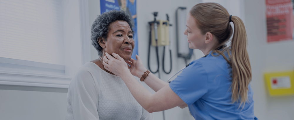 Medico Nostop Resident hero dark Assicurazione Sanitaria per persone straniere residenti in Italia, dottoressa che visita paziente straniera.