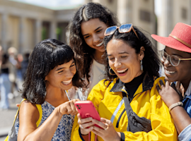 Assicurazione Viaggio Full Protection - polizza medica con garanzia annullamento viaggio, 4 ragazze in viaggio sorridono mentre si scattano un selfie