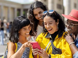 Assicurazione Viaggio Full Protection -  polizza medica con garanzia annullamento viaggio, 4 ragazze in viaggio sorridono mentre si scattano un selfie