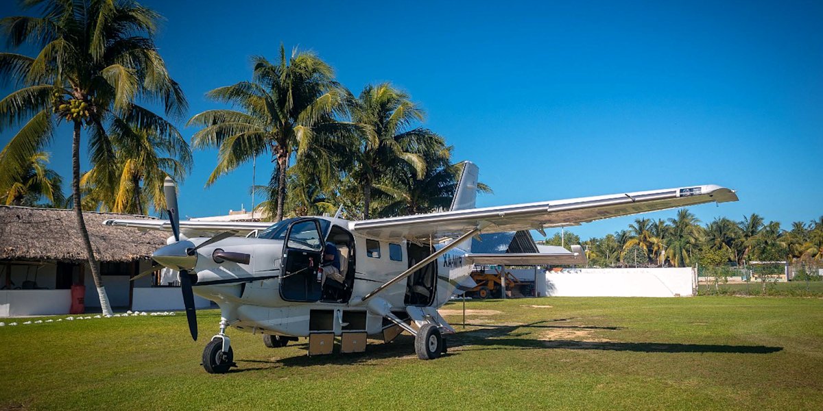 Avioneta privada en Isla Holbox en la pista aérea lista para transportar a pasajeros al aeropuerto de Cancún.