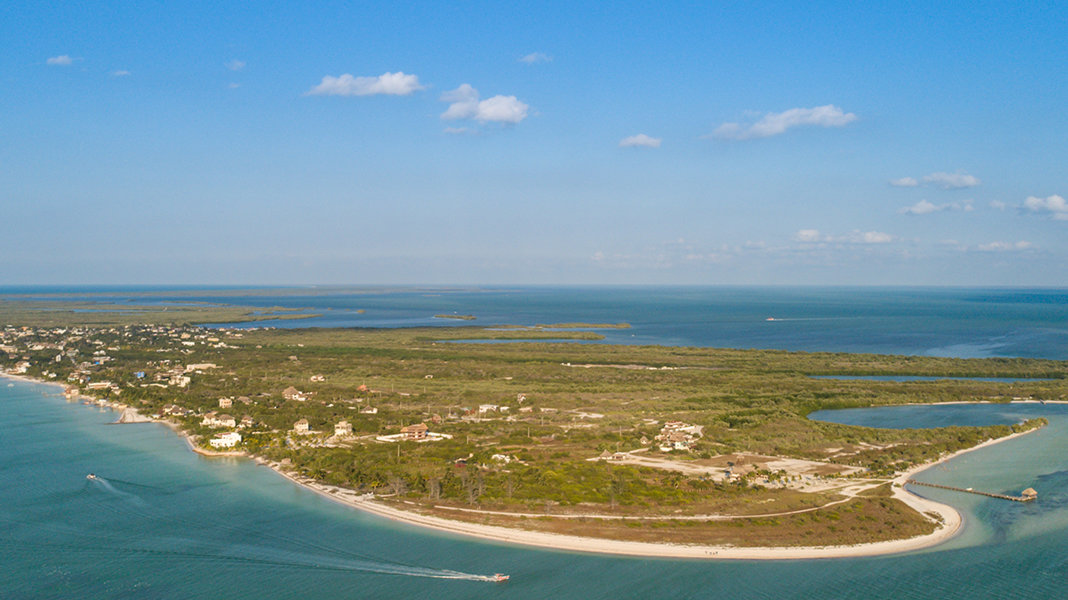 Vista desde una avioneta del lado babor donde se ve el ala y debajo la playa de Punta Cocos en la Isla Holbox. Photo Credit: Šarūnas Burdulis