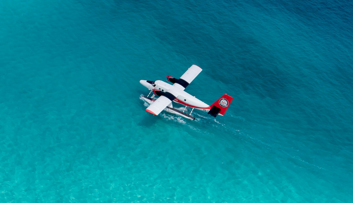 airplane-landing-ocean