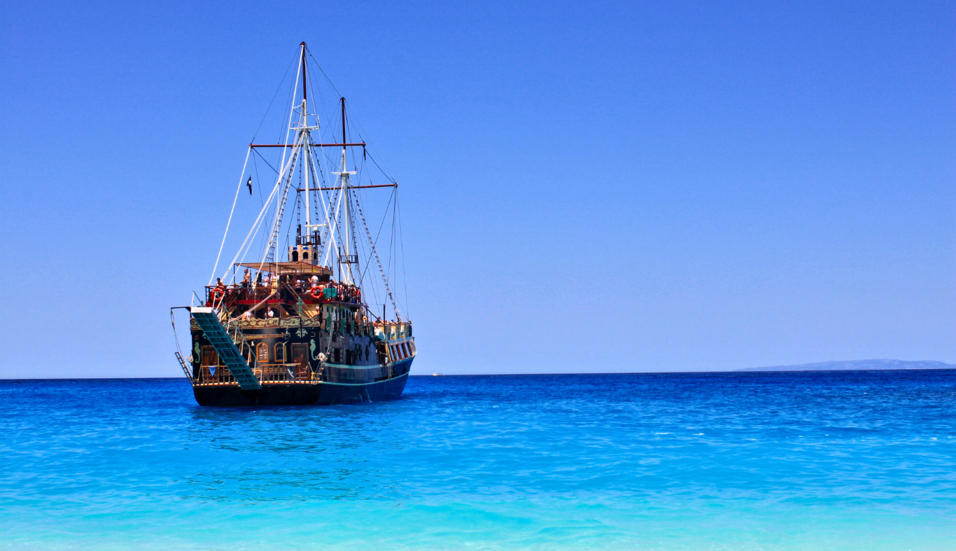 Pirate-ship-sailing