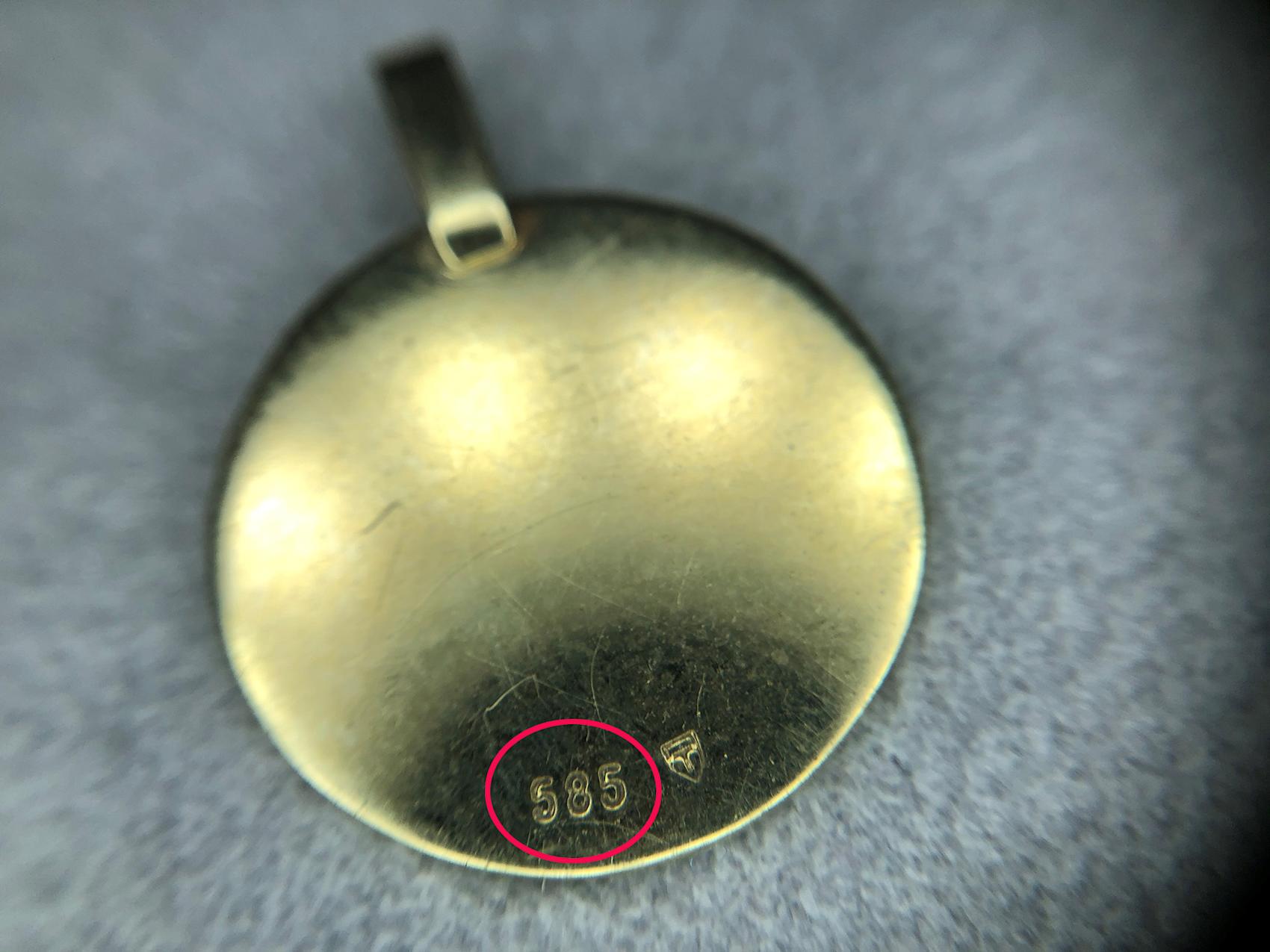 SE ETTER STEMPEL: Skal du lete etter brukte sølvsmykker, bør du først og fremst se på smykker som er stemplet med tallet 925 eller 830. Noen sølvsmykker kan være laget i sølv og så forgyllet, som på bildet. Da har de stempelet 925. Foto: Thune.