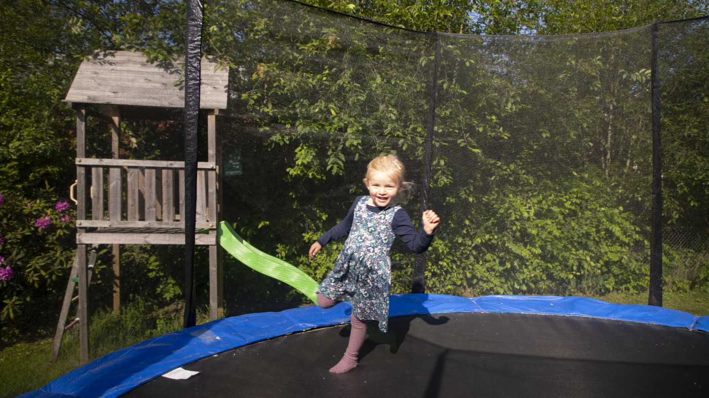 Trampoline: Slik fester du den trygt for barna