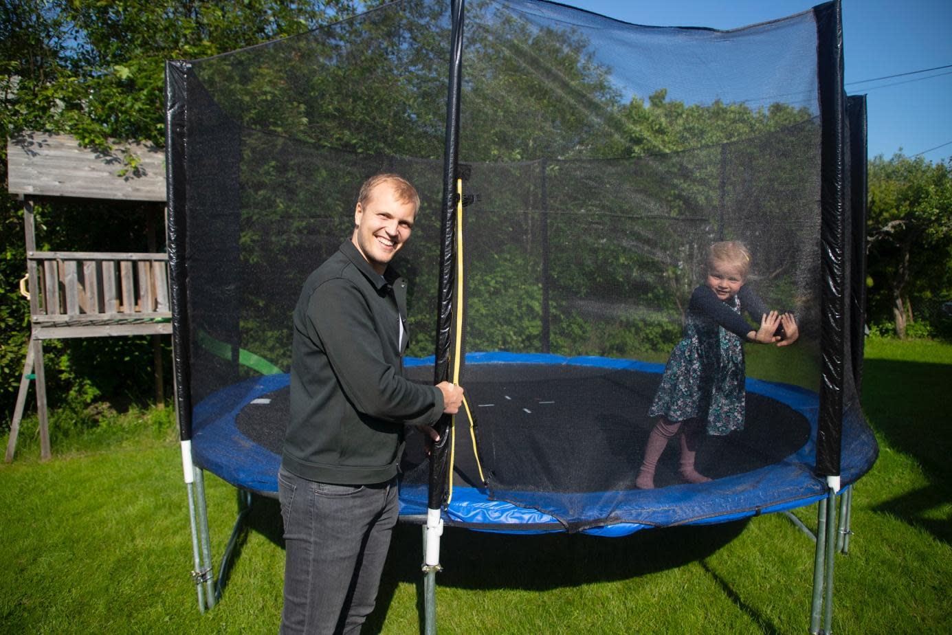 SJEKK OM DU MÅ BYTTE SIKKERHETSNETT: De fleste nett blir slitt i løpet av fem-seks år. Det er derfor viktig at du sjekker om du må bytte det ut, hvis du kjøper brukt trampoline. Foto: (Svein Dybdahl)