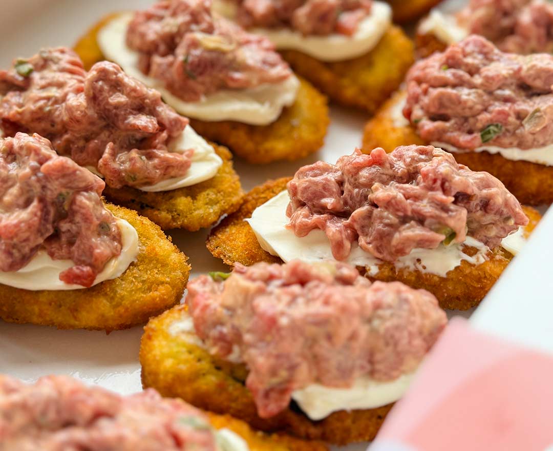 cornichons frits farci au tartare de boeuf