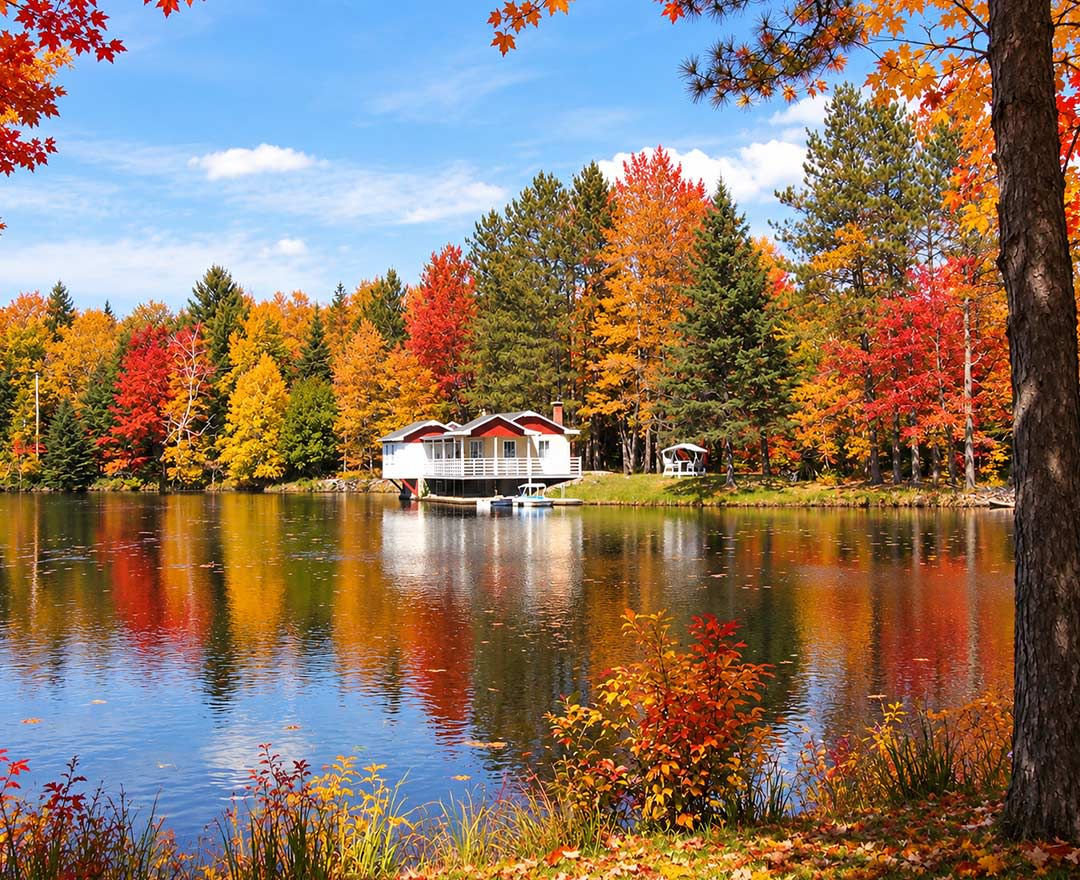 chalet au bord du lac avec paysage d'automne