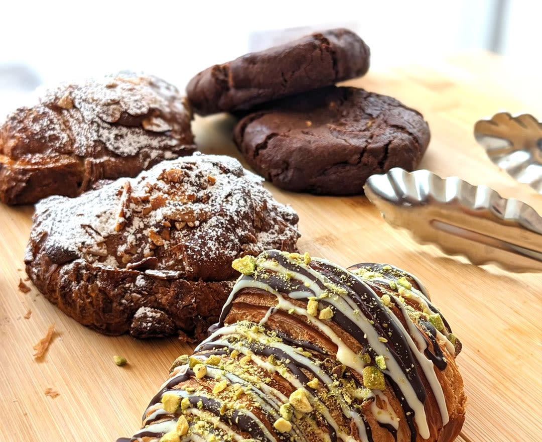 Un milkshake gourmand garni de crème fouettée et d’un biscuit, accompagné d’une fondue au chocolat avec fruits et gaufres.
