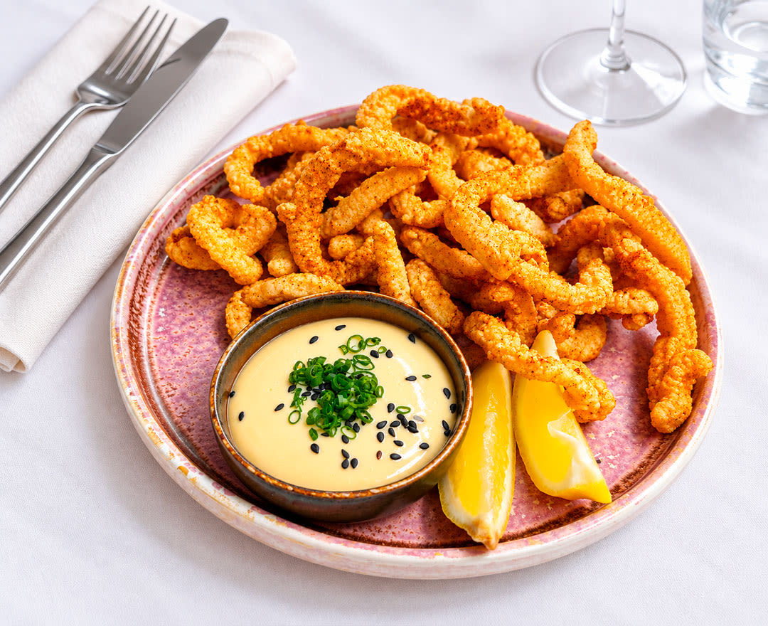 Un généreux plateau de fruits de mer composé d’huîtres, de crevettes, de saumon et d’autres délices frais servis sur glace