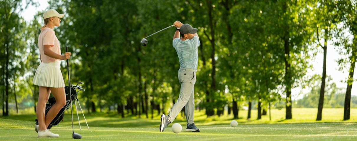 Un homme et une femme qui jouent au golf
