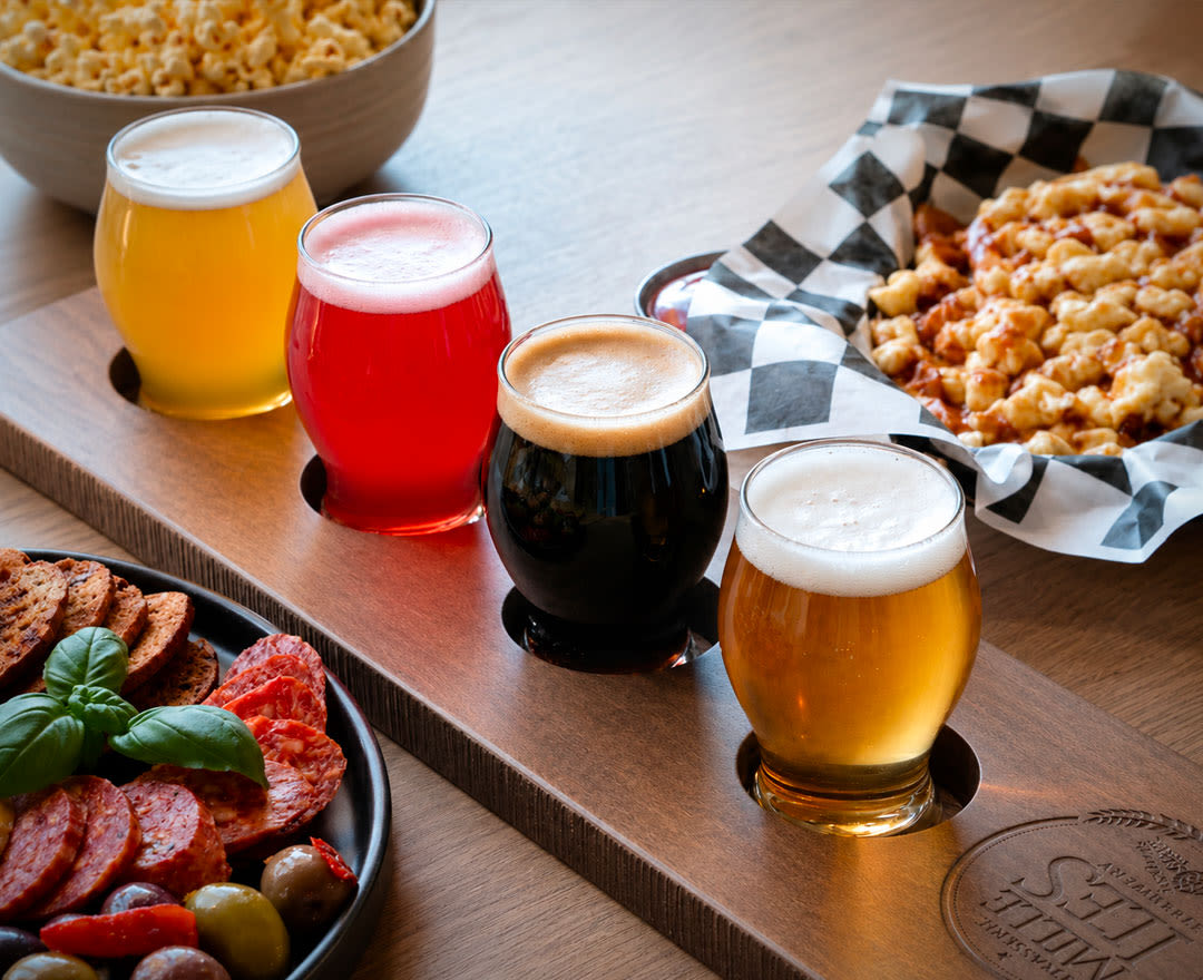 Une dégustation de quatre bières artisanales accompagnée de bouchées gourmandes dans une ambiance chaleureuse et conviviale.