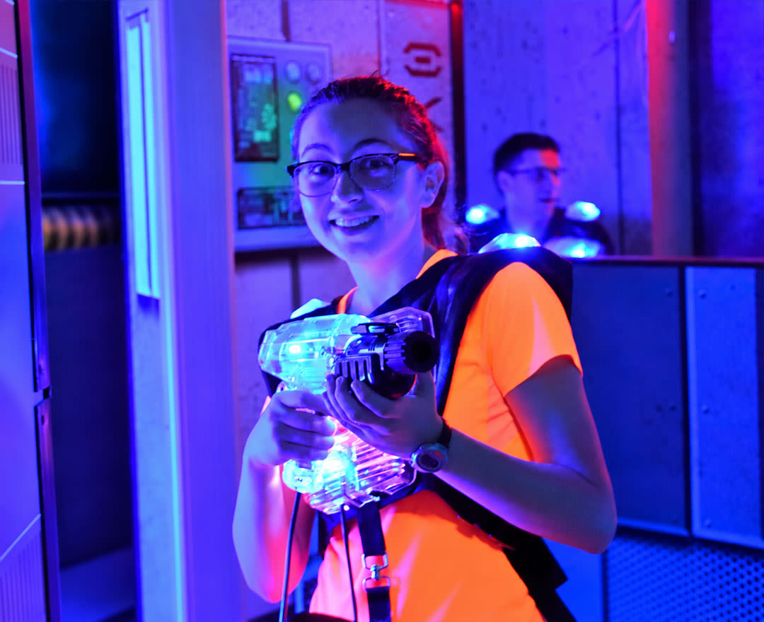 Plongez dans l’action avec une partie de laser tag immersive dans un décor futuriste aux couleurs éclatantes.