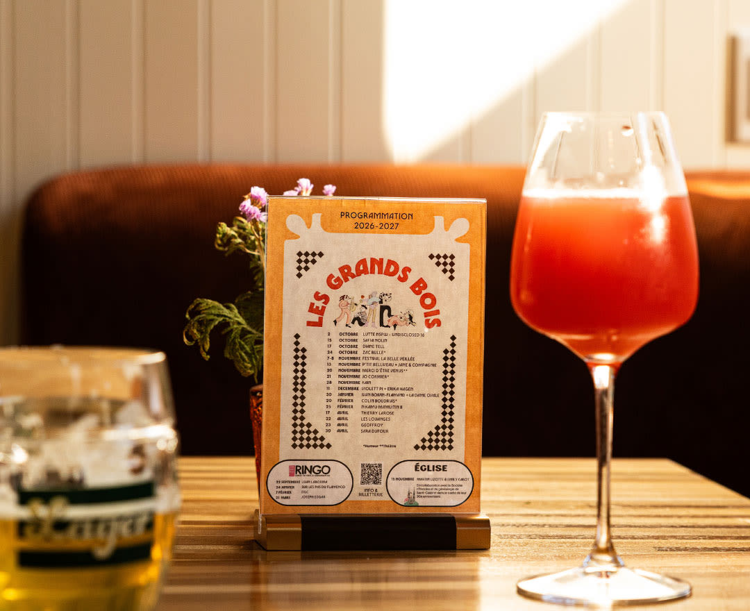 Une bière artisanale est servie aux côtés de sa canette dans l’ambiance chaleureuse de la microbrasserie.