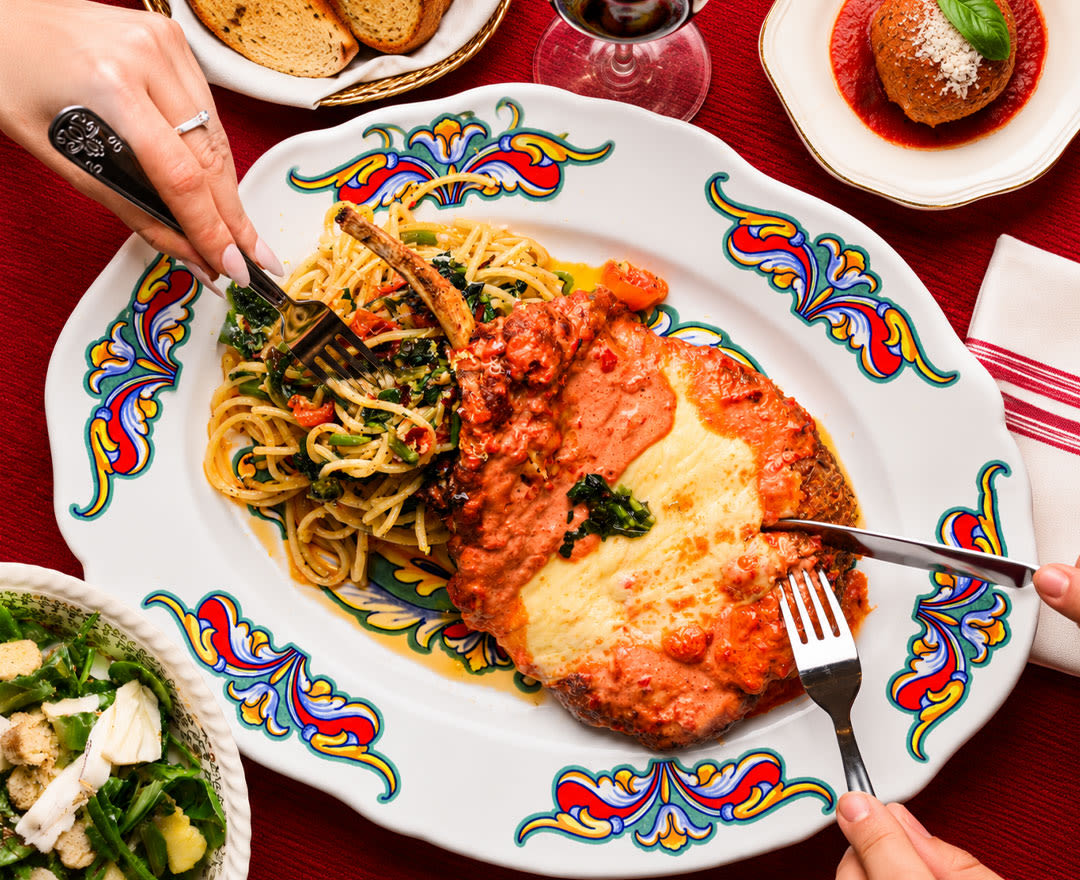 Poulet parmesan (escalope de poulet parmesan gratinée, accompagnée de pâtes du moment)