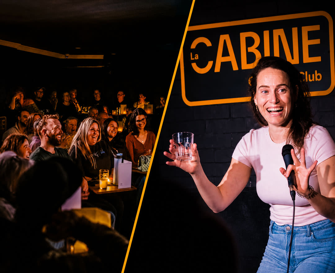 Une salle comble, des éclats de rire et un humoriste sur scène dans une ambiance chaleureuse et intimiste.