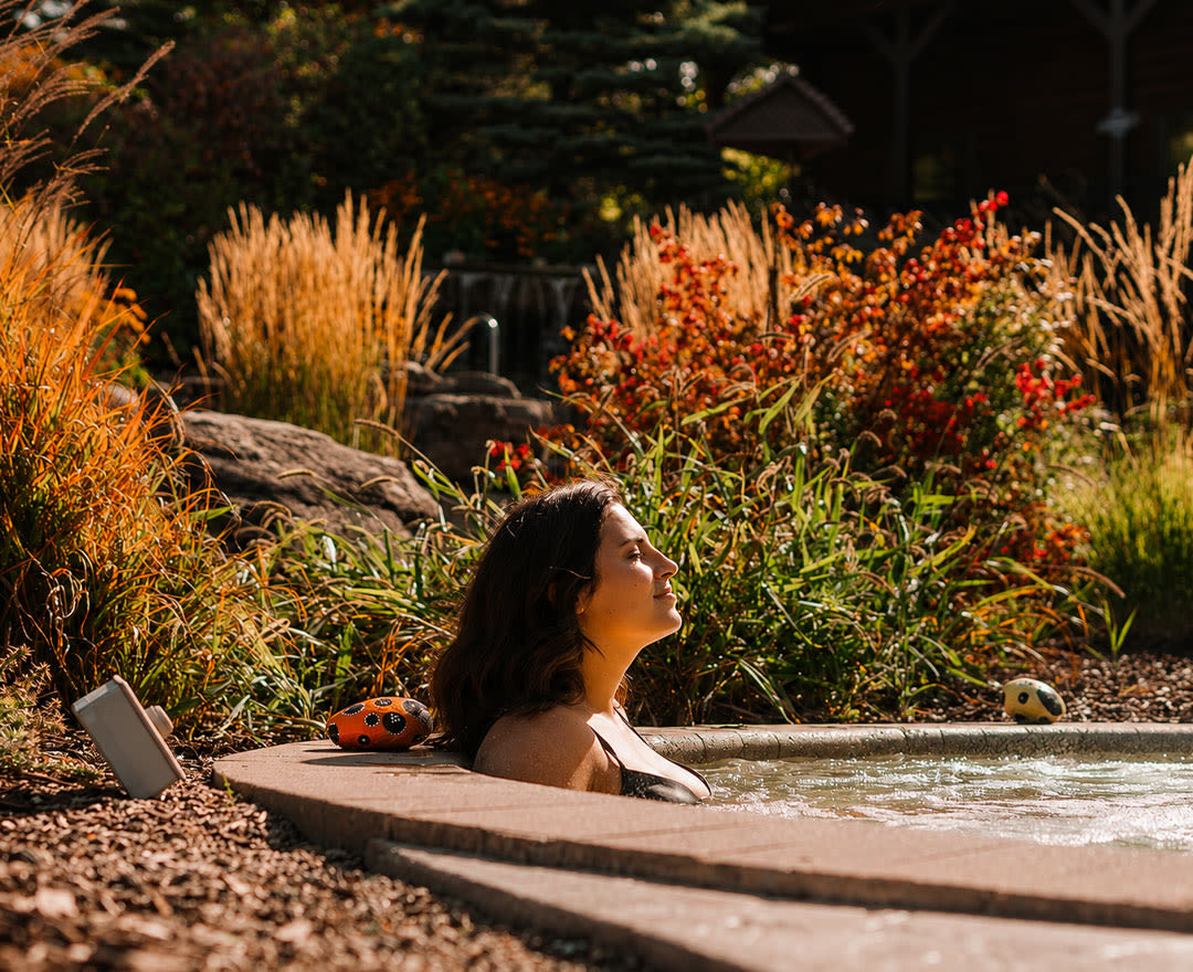 Natur'Eau Spa & Chalets: Un charmant pod en bois niché au cœur d’une forêt aux magnifiques couleurs automnales.