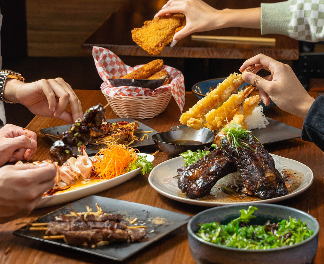 Un généreux festin d’inspiration asiatique à partager, réunissant brochettes, tempura, salades et autres bouchées savoureuses.