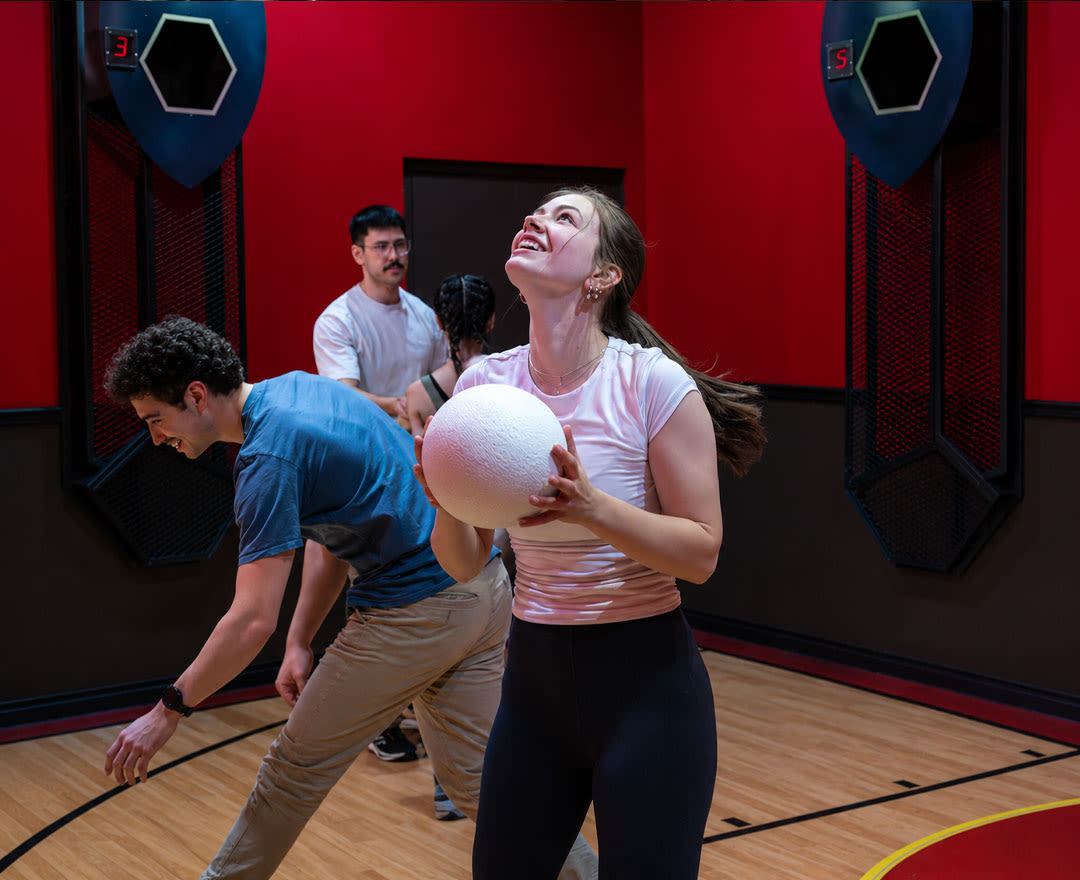 Deux personnes évoluent à travers un parcours rempli de cordes dans une activité immersive et ludique.