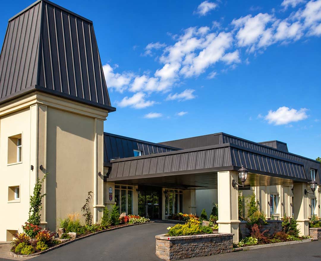 chaises longues et chute dans une piscine