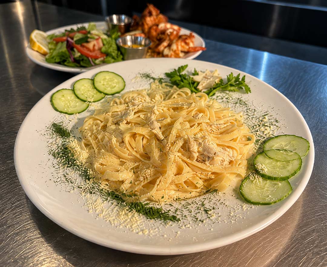un plat de lasagne gratinée avec 2 morceaux de pains à l'ai gratinés