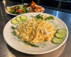 Une assiete de pâtes sauce blanche