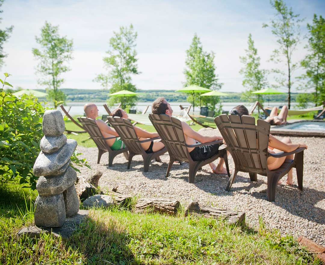 Vue sur le spa et le fleuve par une belle journée ensoleillée