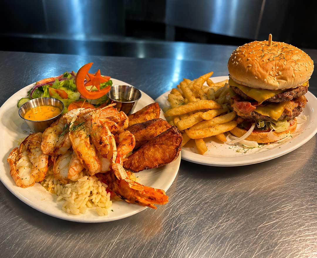 Une assiette de brochette de poulet, riz et légumes avec un beau cocktail