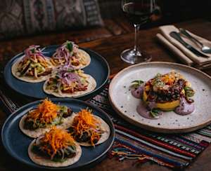 Barranco: Un assortiment de tacos colorés accompagnés d’un plat frais à base d’avocat et de légumes