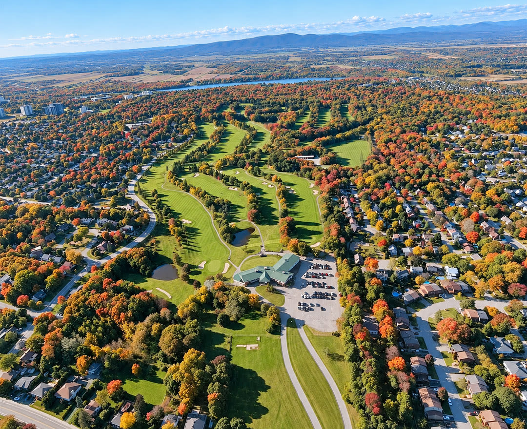 Survolez des paysages automnaux spectaculaires et admirez montagnes, lacs et rivières depuis les airs.