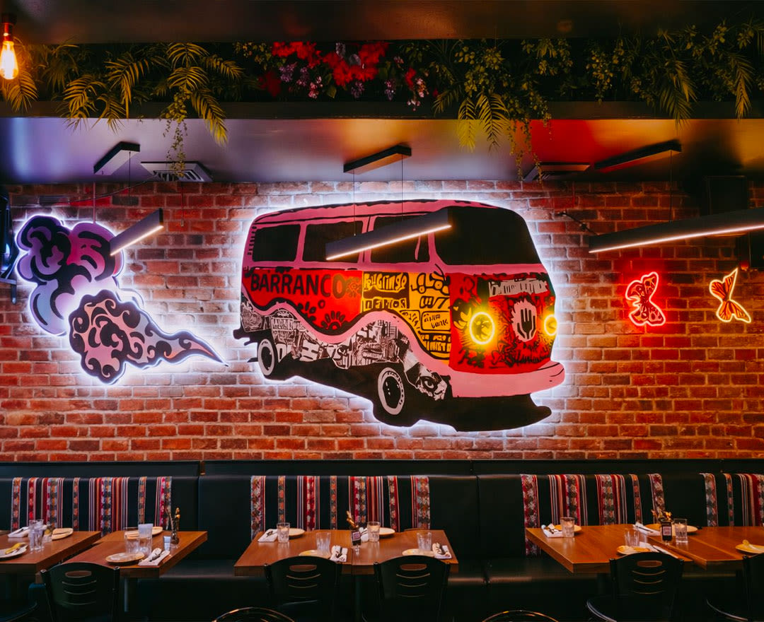 Barranco: Un restaurant chaleureux au décor urbain coloré, avec une grande murale inspirée de la culture péruvienne