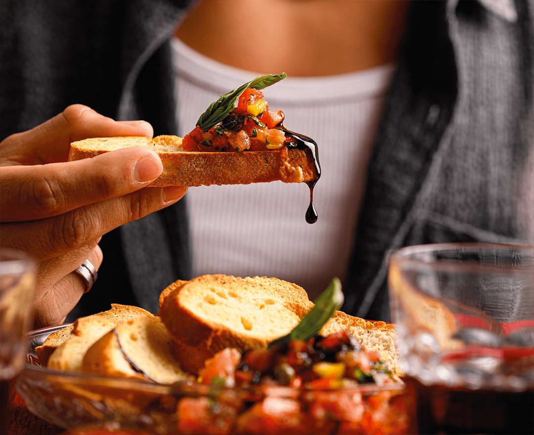 Une pâte à pizza fraîche est généreusement nappée de sauce tomate, prête à être garnie et enfournée