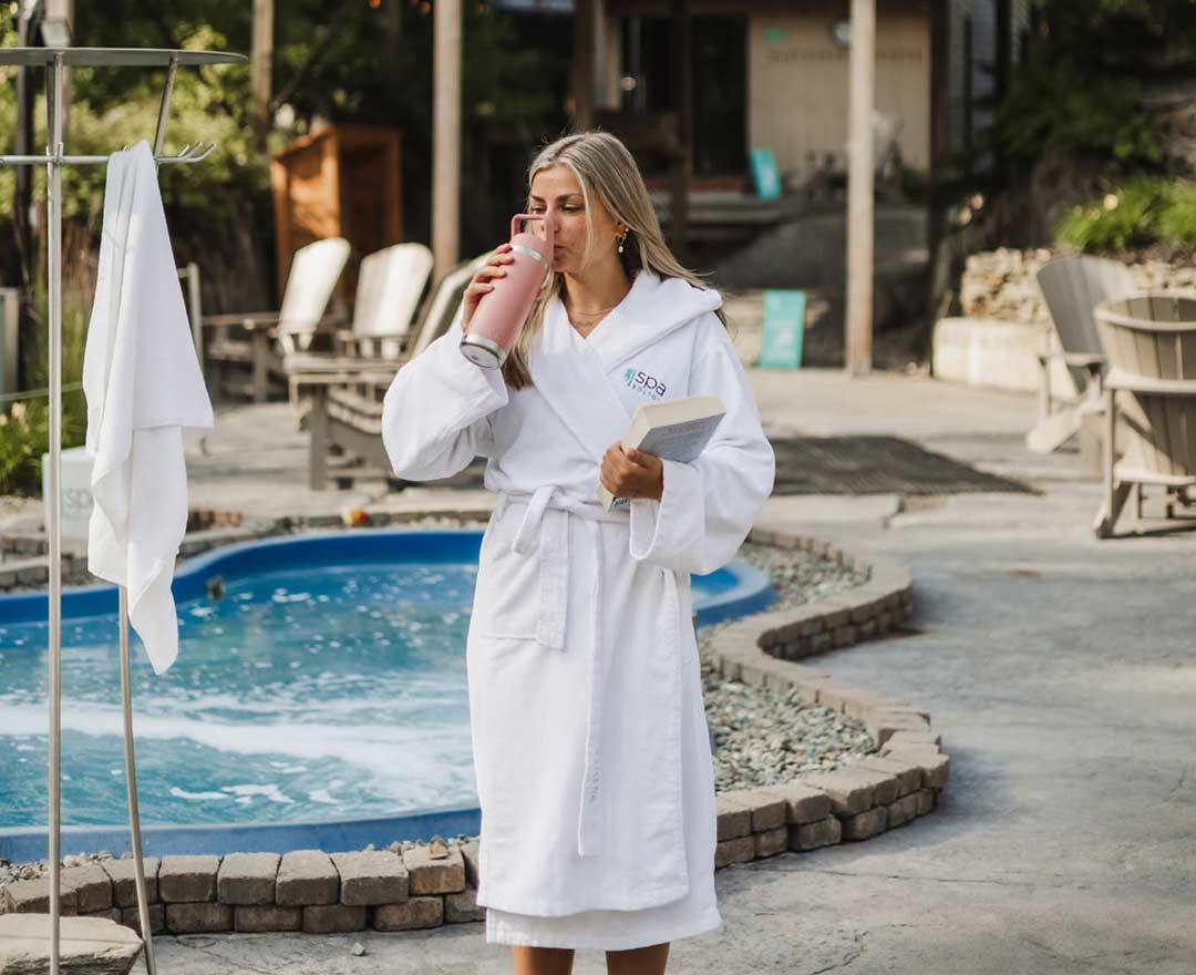 Duo de photos jour et soir une femme près des bains chauds