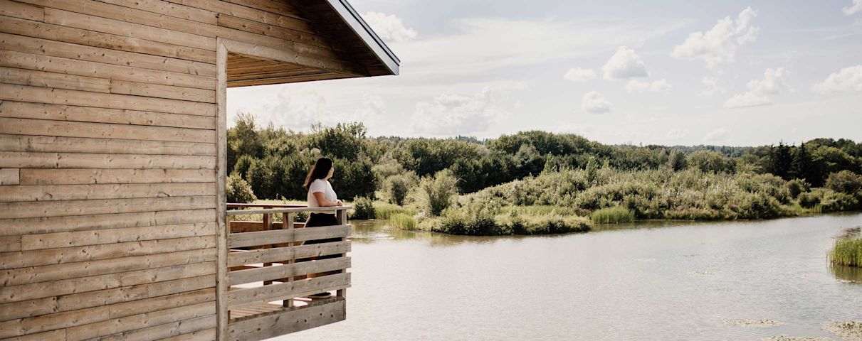 Une fille qui regarde la rivière d'un haut point de vue