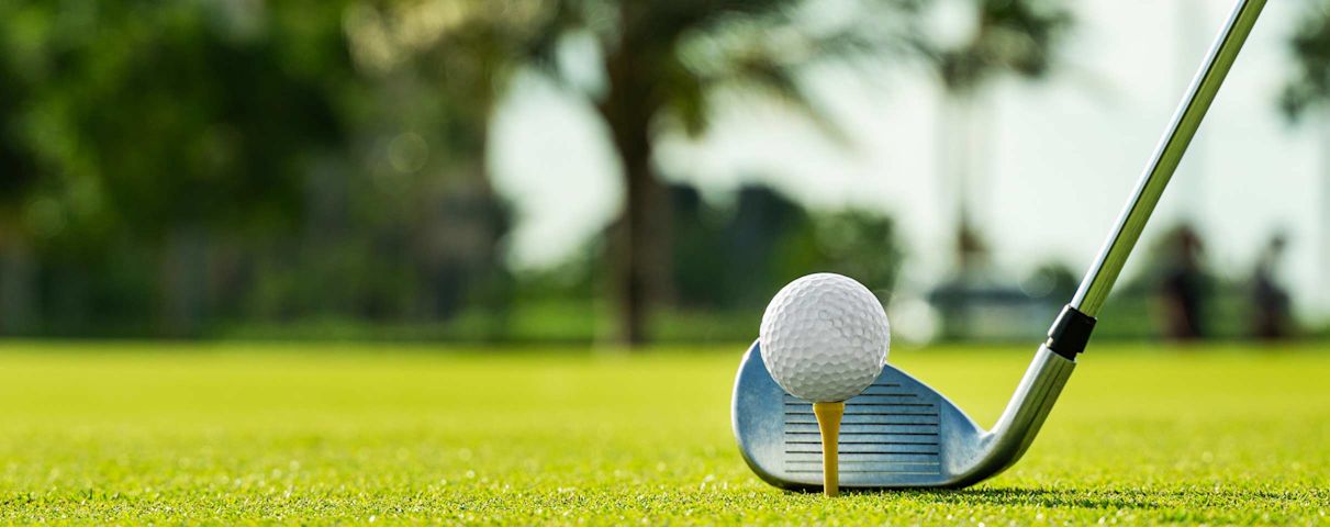 Un Tee, une balle de golf et un potter sur le vert