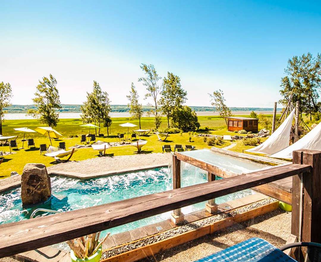 Vue sur le spa et le fleuve par une belle journée ensoleillée