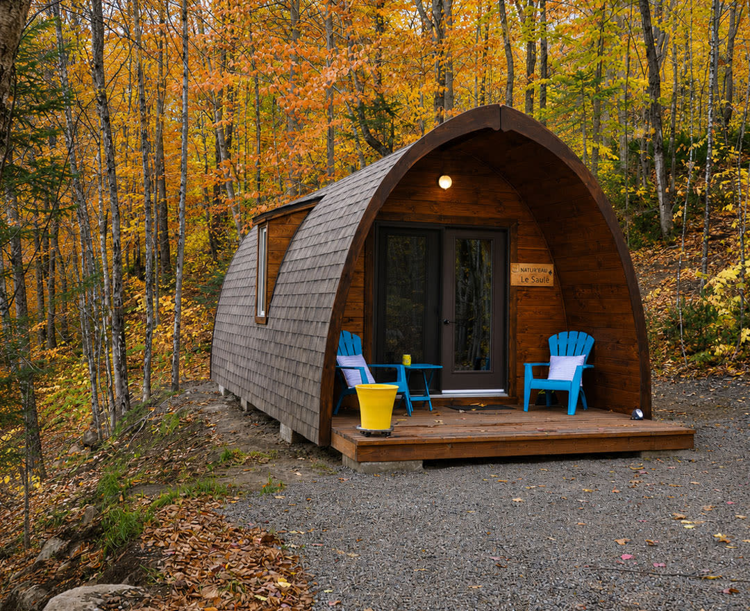 Natur'Eau Spa & Chalets: Vue aérienne d’un spa niché au cœur d’un décor automnal, avec bains extérieurs, espaces de détente et chaleureux bâtiments en bois.