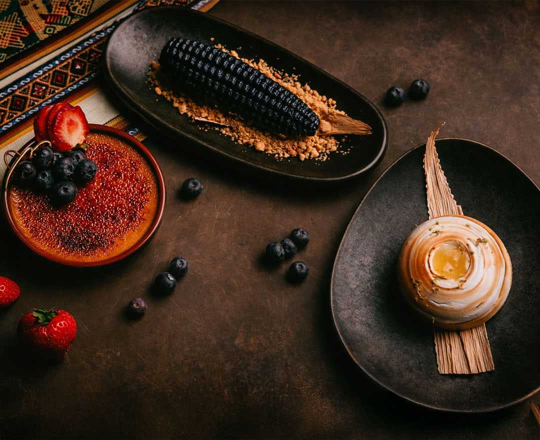 Barranco: Un assortiment de desserts créatifs comprenant une crème brûlée aux fruits rouges, du maïs violet et une douceur crémeuse au caramel.