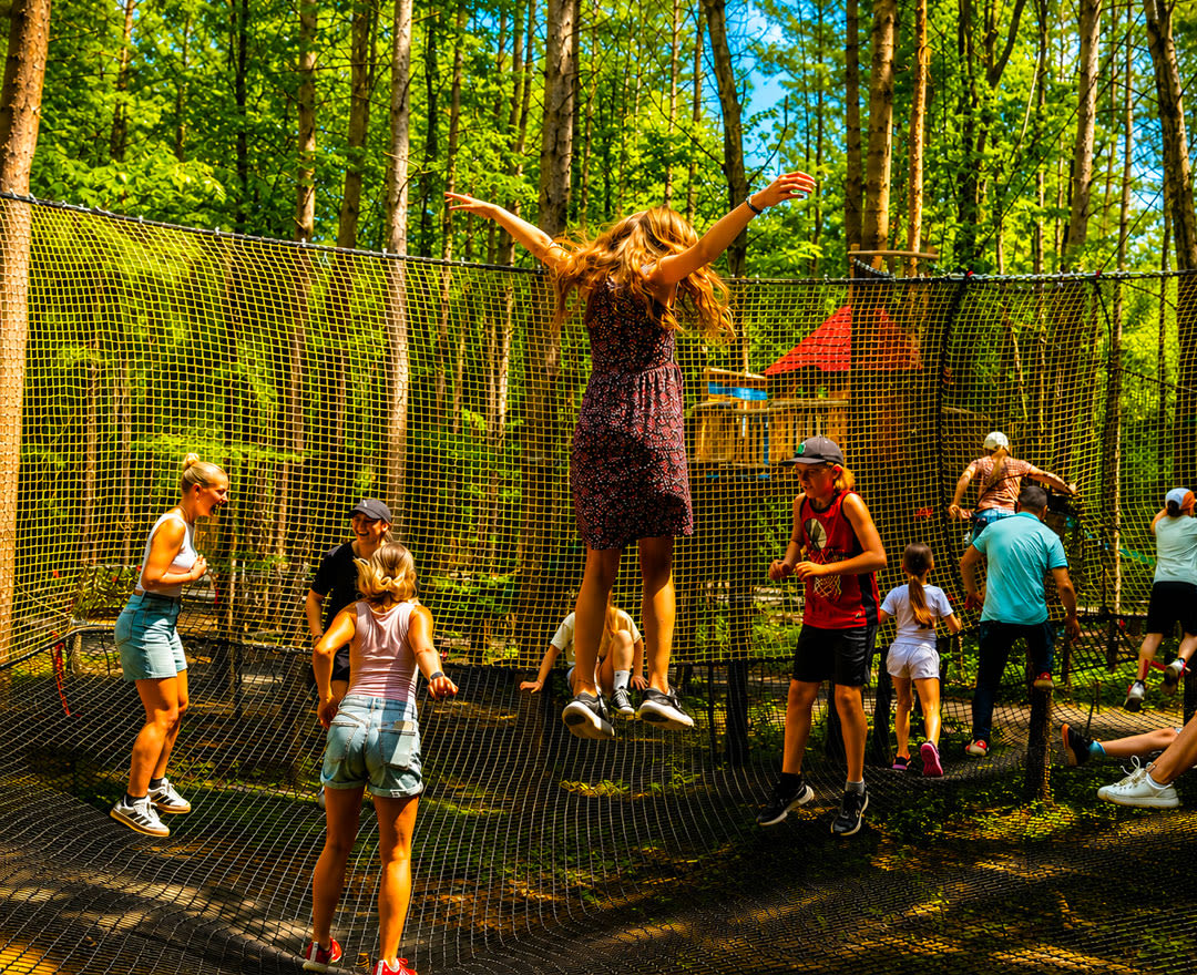 Extéria: Des enfants participent à une activité ludique en pleine forêt, explorant et découvrant la nature tout en s’amusant.